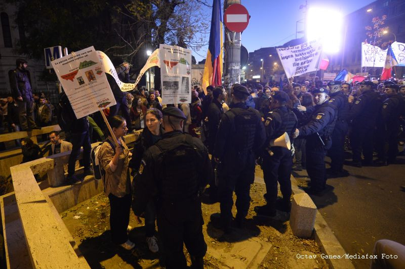 3.000 de persoane au protestat fata de proiectul Rosia Montana, langa sediul Guvernului