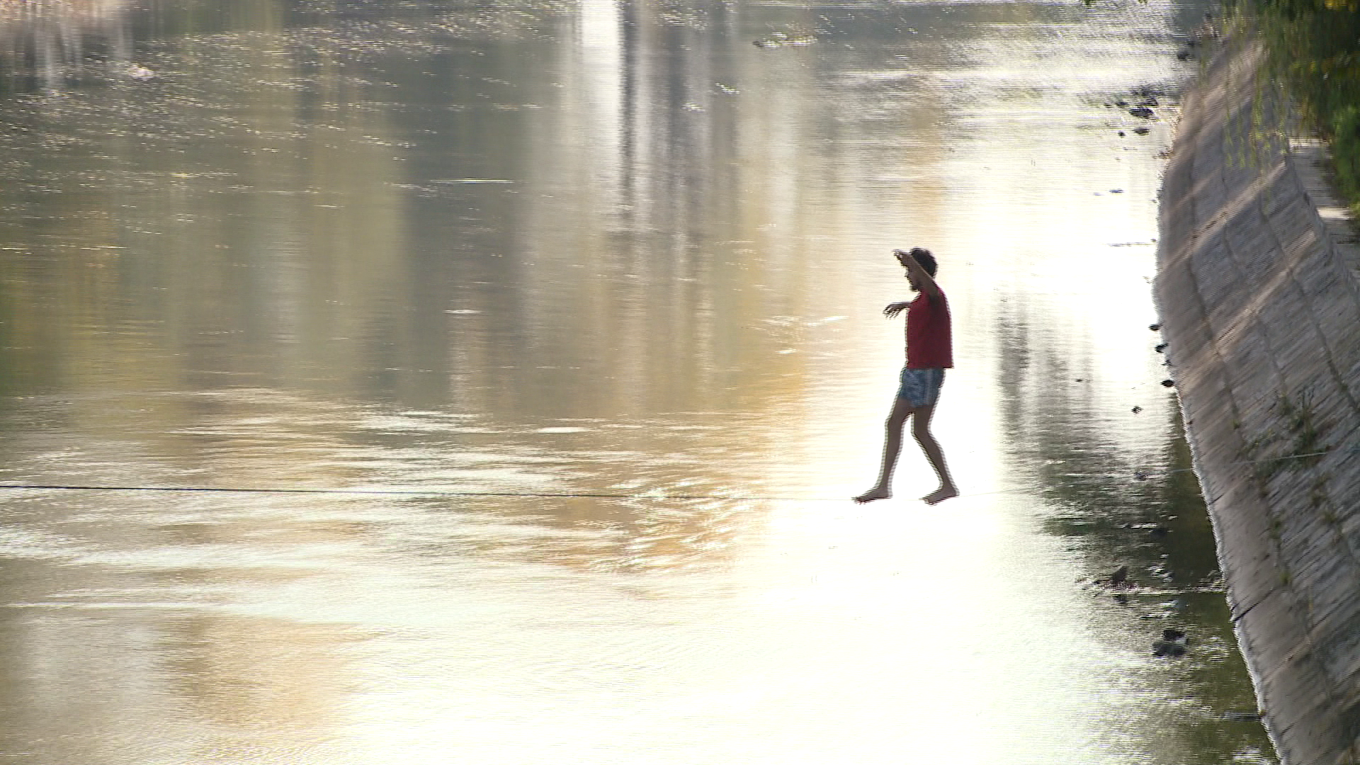 Sport extrem pe Bega. Secretul tinerilor despre care, la o prima vedere, ai spune ca pasesc pe apa