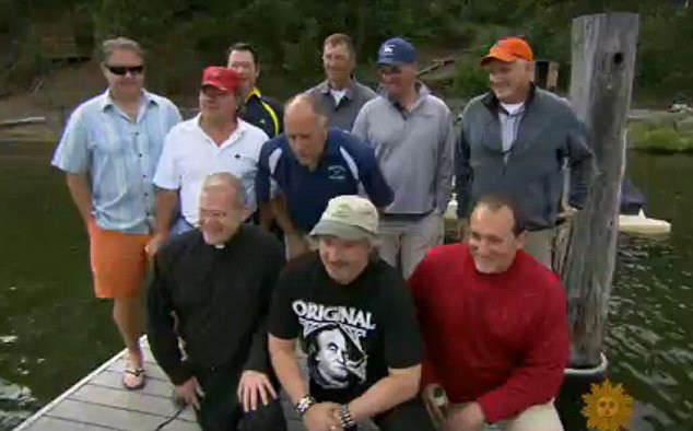 Zece barbati din Statele Unite joaca aceeasi partida de leapsa de 24 de ani. VIDEO