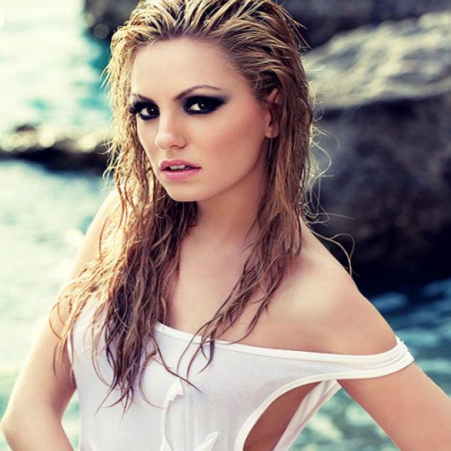 Alexandra Stan a devenit de nerecunoscut. Cum au vazut-o fanii in ultima zi din 2013. FOTO