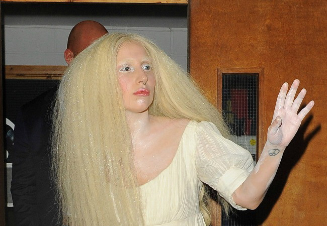 Lady Gaga, complet dezbracata in fata fanilor. Imaginile care au socat publicul prezent la spectacol