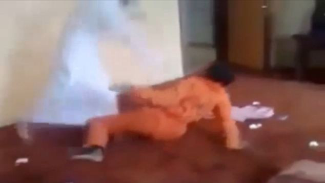 Tanar batut cu salbaticie de un barbat, pentru ca indraznit sa vorbeasca cu sotia lui. VIDEO