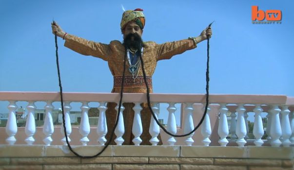 Cum arata barbatul cu cea mai lunga mustata din lume. Este lunga de 4.2 metri. VIDEO