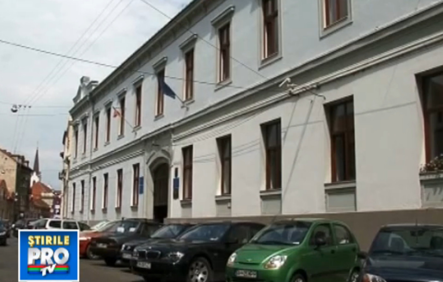 Sute de oameni pacaliti cu locuri de munca in strainatate au umplut holurile Tribunalului Bihor