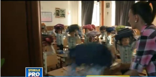 Lectia "cutremurul", predata in scolile din Romania. Elevii invata ce sa faca in cazul unui seism