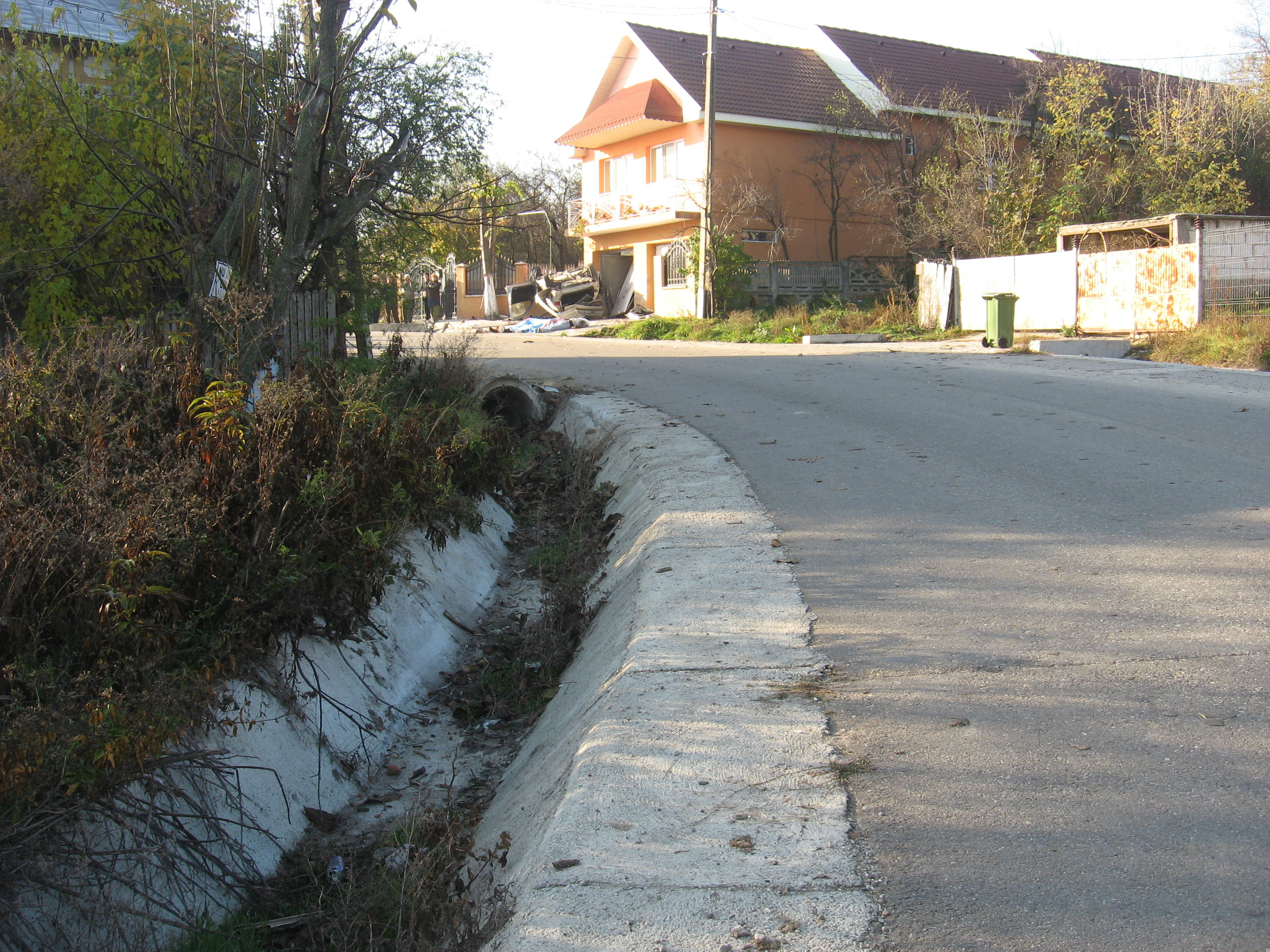 Trei morti si un ranit grav dupa ce o masina a intrat intr-un imobil, in Valcea