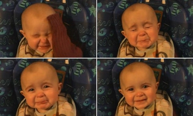 Cum reactioneaza aceasta fetita de 10 luni la cantecul mamei sale. VIDEO