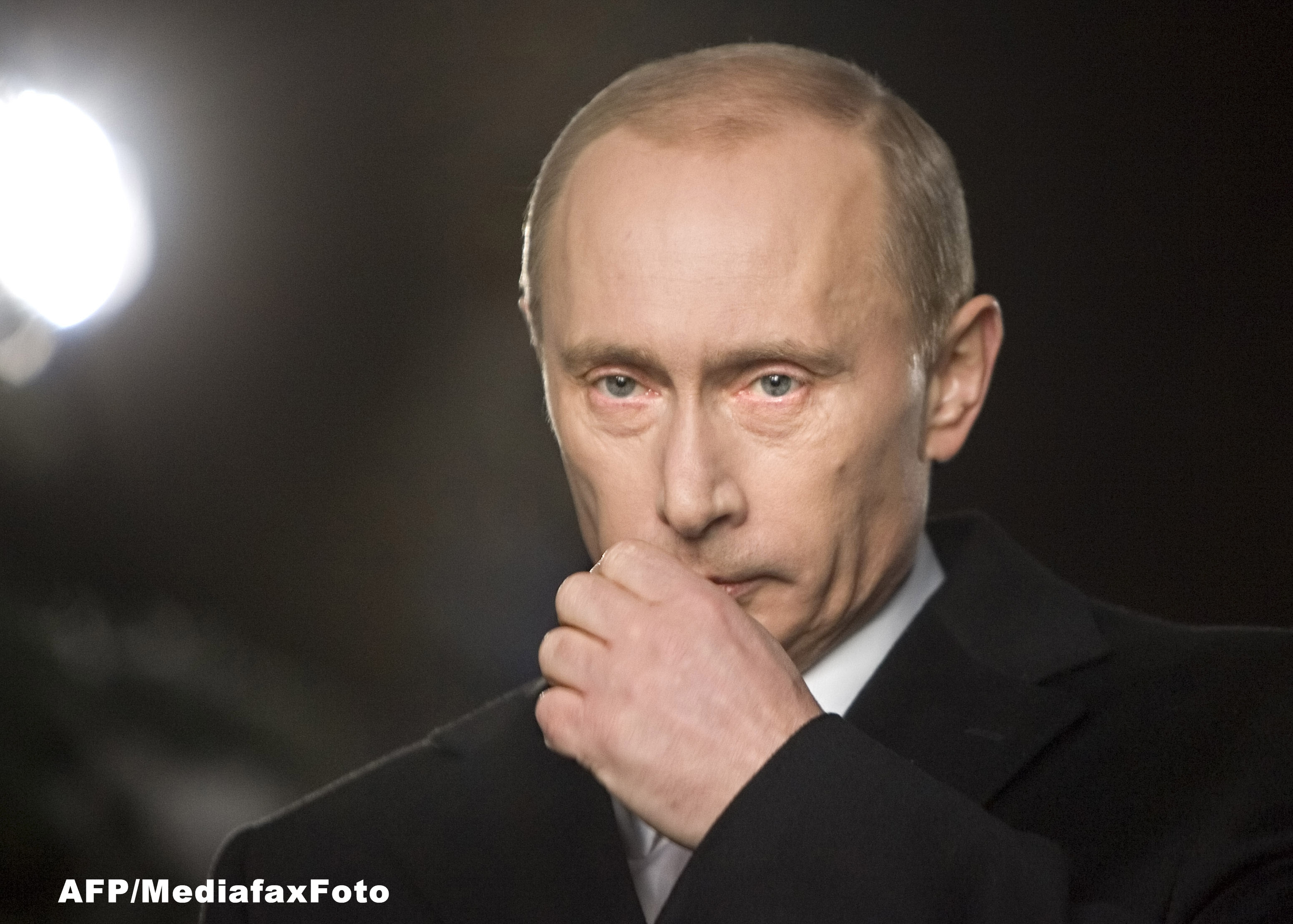 Vladimir Putin ordona verificarea trupelor de lupta. Drapelul Rusiei, arborat pe cladirea Parlamentului din Crimeea