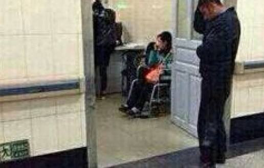 Se plimba calm pe holul unui spital, iar medicii au INGHETAT cand l-au vazut. Ce avea acest barbat