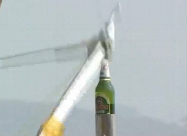 Deschizatorul chinezesc. Cum reusesc asiaticii sa desfaca sticlele de bere cu elicopterul. VIDEO