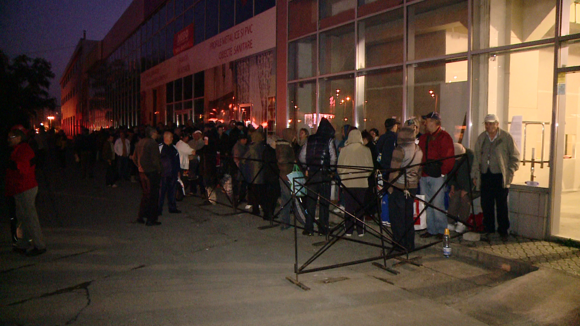 Sute de timisoreni s-au asezat la coada dis-de-dimineata pentru a primi alimentele de la UE