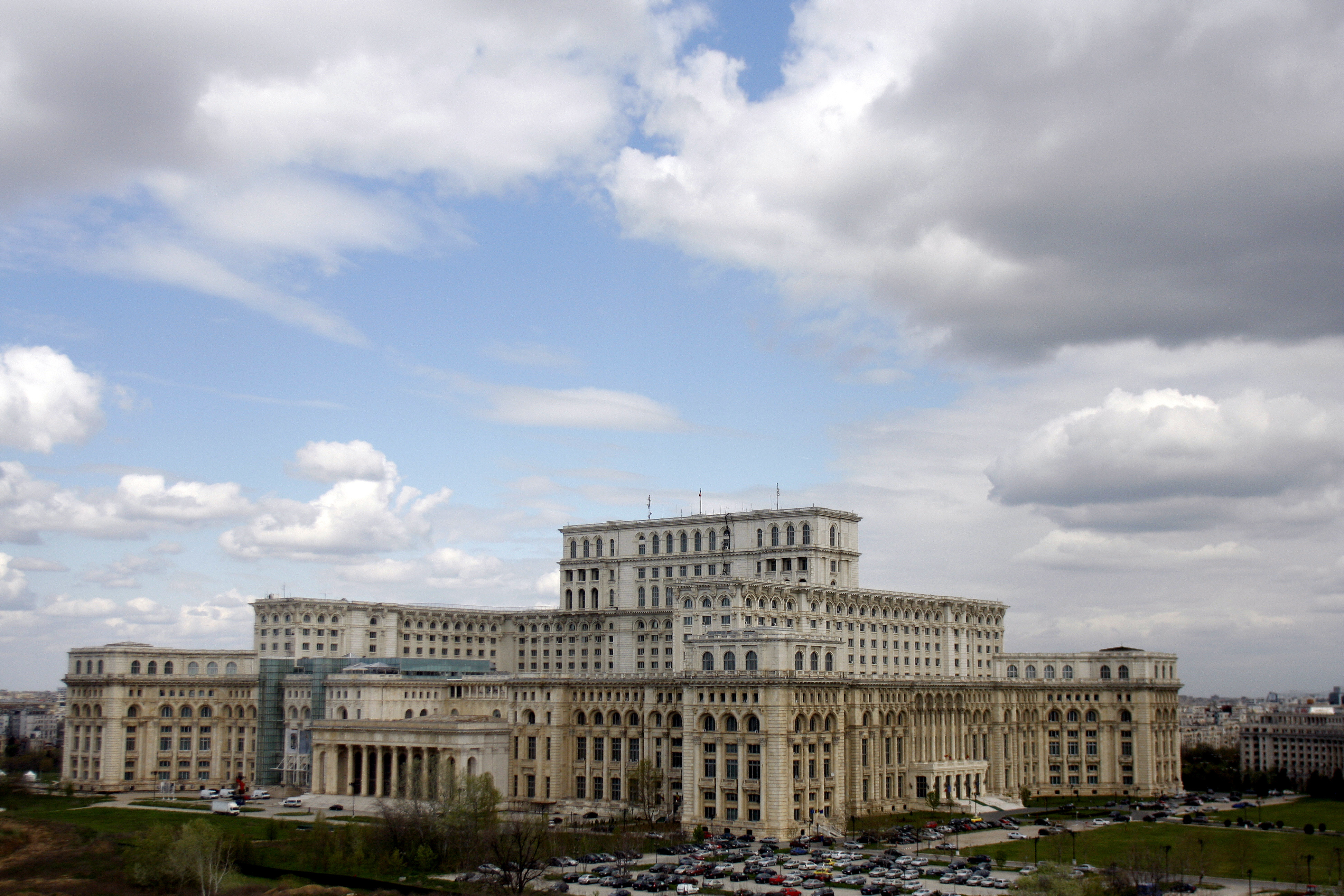 Geanta suspecta in holul de la intrarea in Parlament. Accesul in cladire a fost oprit de catre SPP