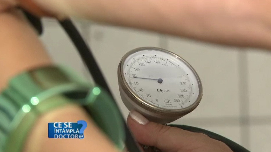 Masurarea tensiunii in mod regulat, un examen de rutina care poate preveni complicatii grave