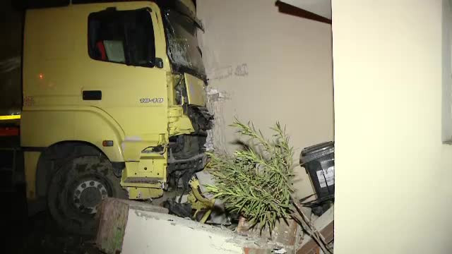 Un TIR a intrat intr-o casa din Recas, dupa ce a spulberat un microbuz si l-a ucis pe sofer
