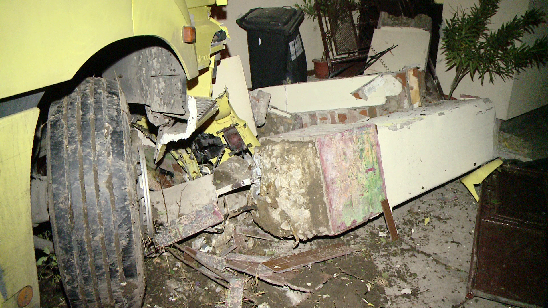 O familie din Timis s-a trezit cu TIR-ul in casa. "A intrat peste noi, am plecat cu tot cu pat!"