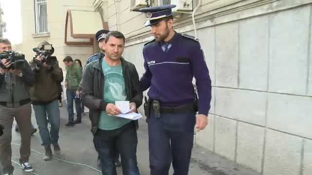 Un barbat s-a stropit cu benzina in fata sediului DNA si a amenintat ca isi da foc