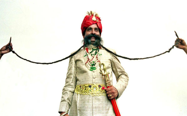 Este lunga de 4.2 metri: Cum arata barbatul cu cea mai lunga mustata din lume! VIDEO