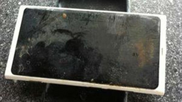 Si-a gasit telefonul dupa 3 luni pe fundul unui lac. Ce a constatat cand l-a deschis