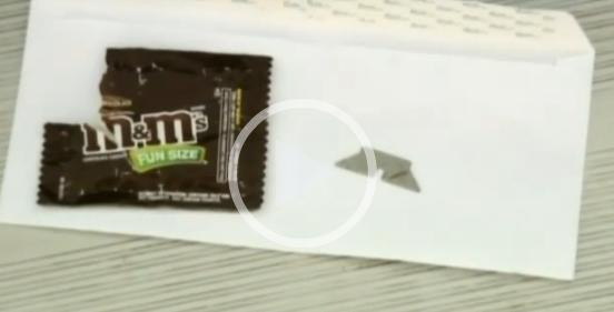 Ce a gasit o mama in punga de bomboane M&M primita de baiatul ei de Halloween. A sunat la politie