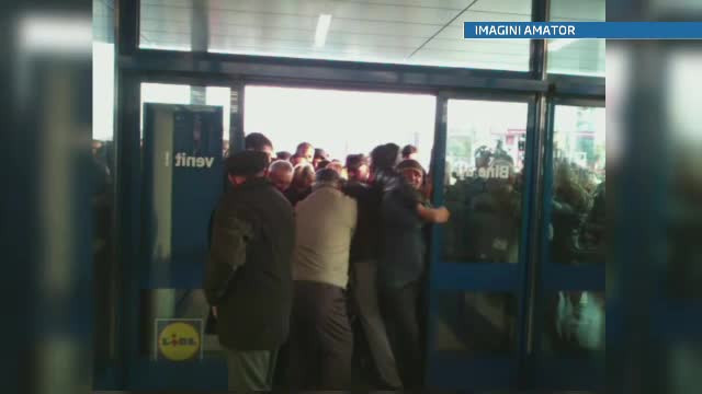 Imaginile zilei in Romania. S-au batut cu bastoane pe reduceri la produse de care n-aveau nevoie