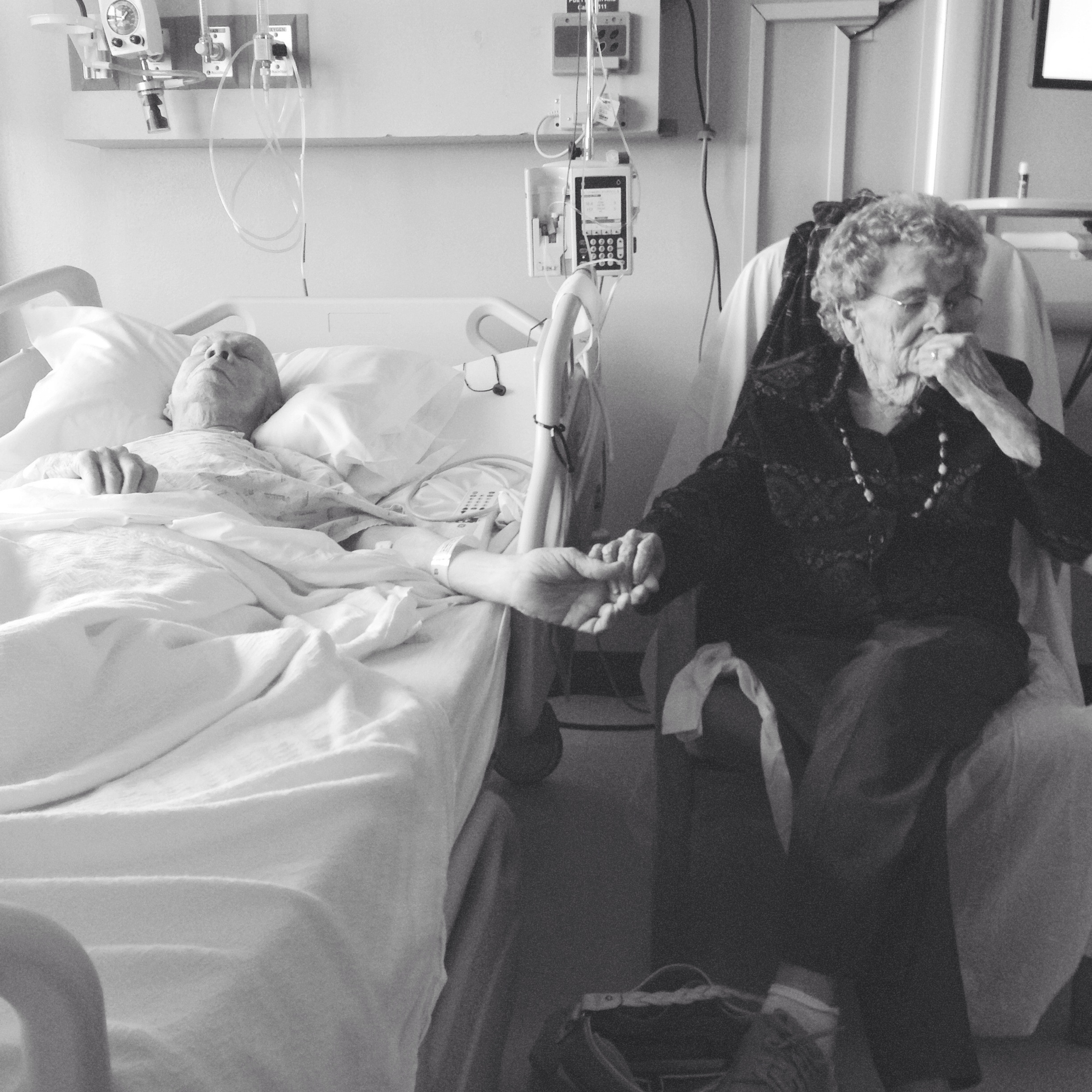 Fotografia care spune o poveste de iubire incredibila. Cei doi batrani au trait impreuna 68 de ani