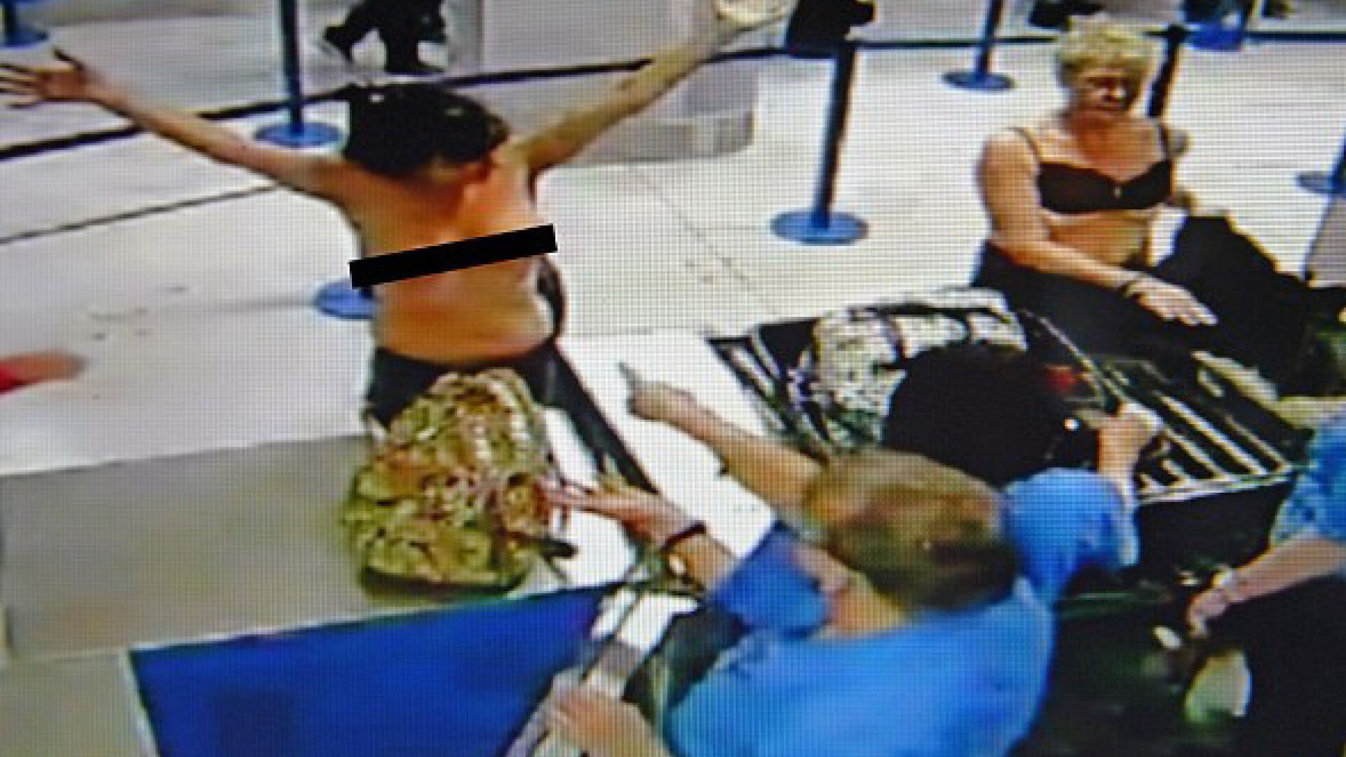 Doua femei se dezbraca in aeroport, in fata a zeci de pasageri uluiti. VIDEO