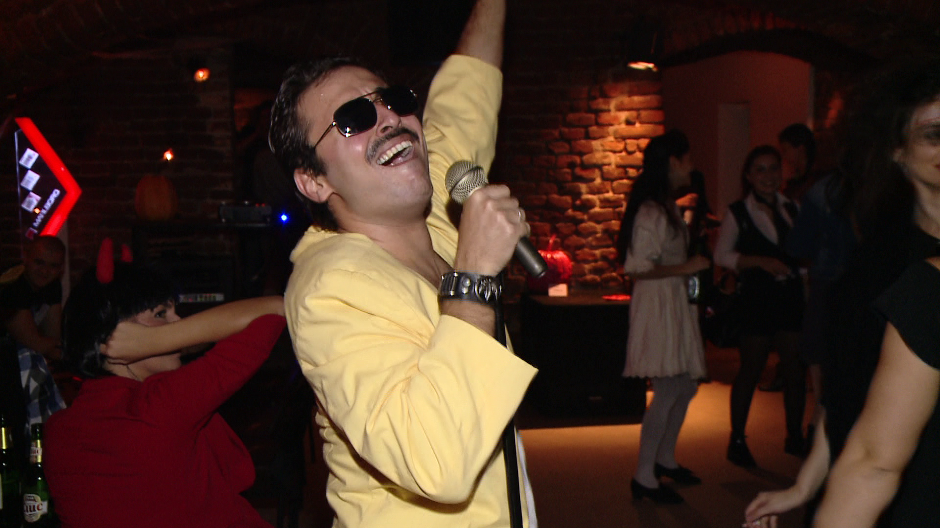 Freddie Mercury si-a facut aparitia intr-un club din Timisoara. Cum s-a petrecut de Halloween