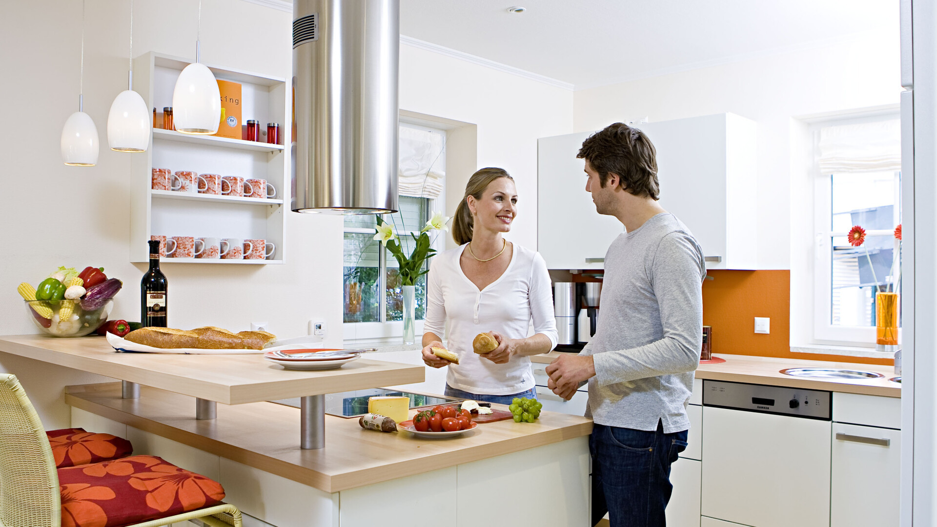 BLACK FRIDAY 2014: Reduceri la frigidere, masini de spalat, aspiratoare, masini de paine, cuptoare cu microunde si cafetiere