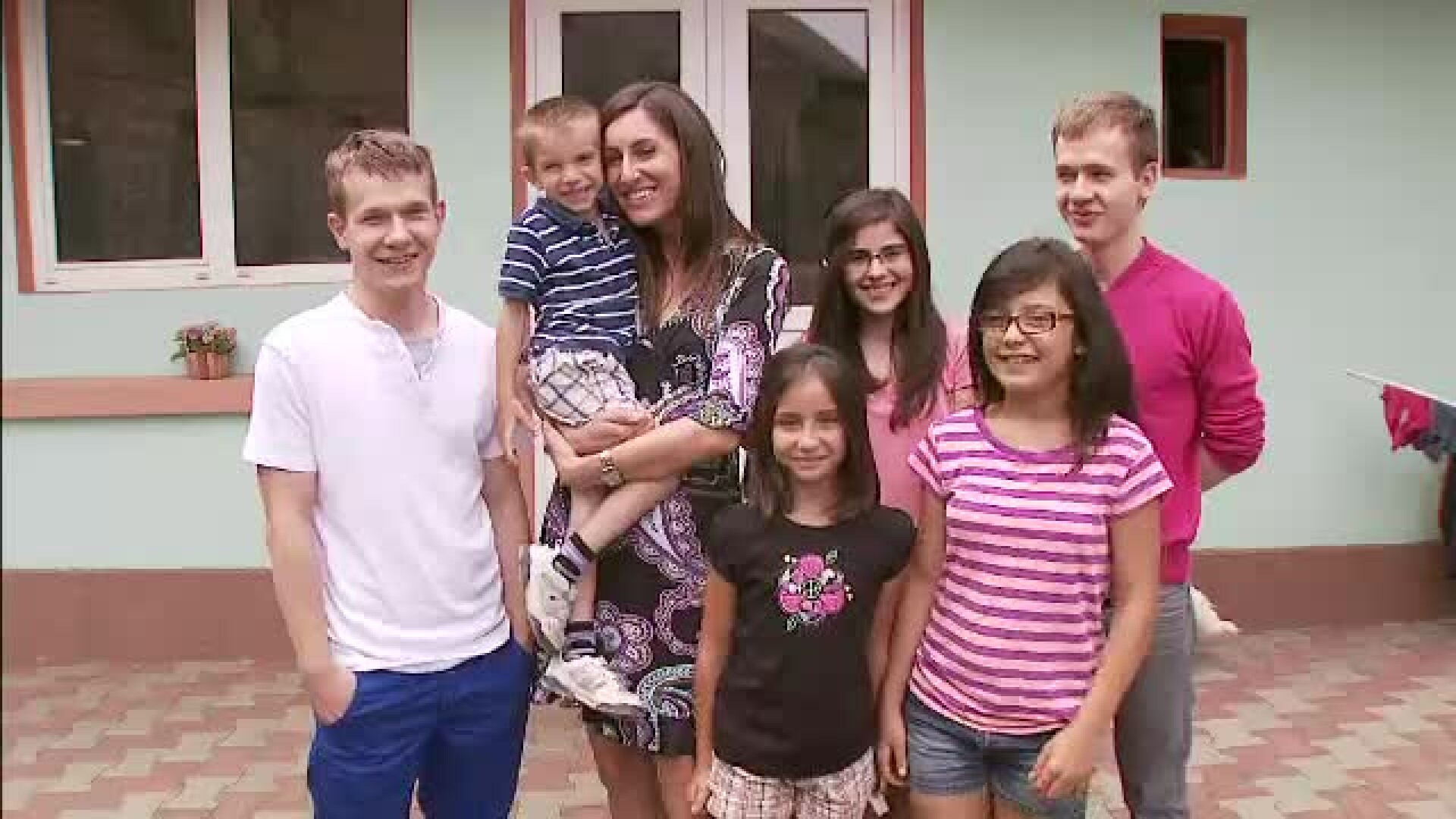 Mama pentru copiii altora, partea I. Cati Guguianu, femeia care la 30 de ani a facut deja 6 minuni