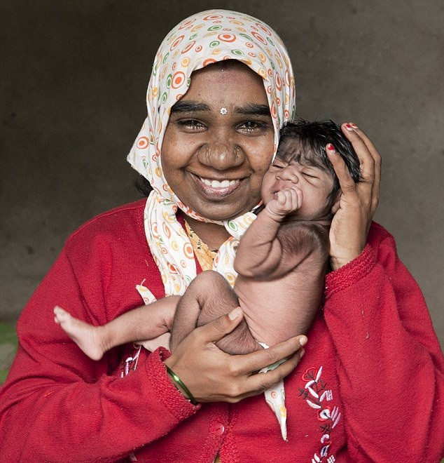 Un nou bebelus s-a nascut in "Familia Varcolac" din India. "Dumnezeu ne-a facut asa"