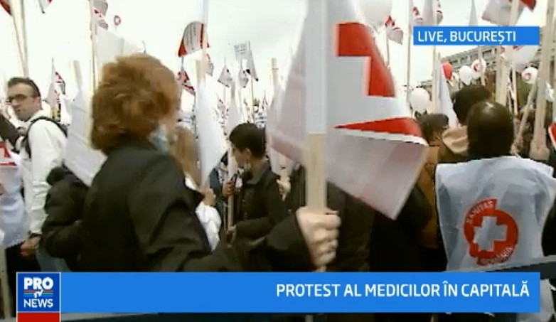 4.000 de cadre sanitare la protestul din Capitala. Medicii i-au pus poza lui Nicolaescu pe sicriu