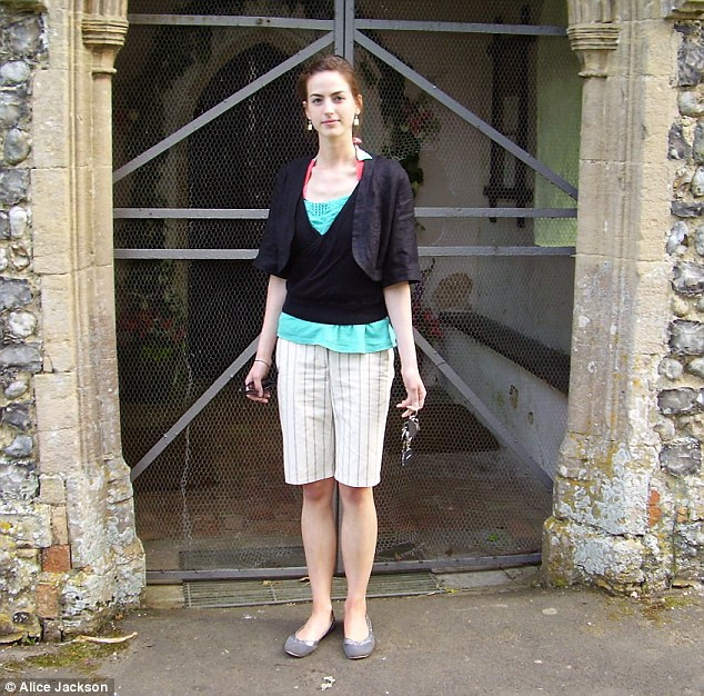 A fost la un pas de moarte din cauza anorexiei. Acum, pozeaza goala in Cosmopolitan. GALERIE FOTO