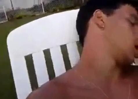 Dormea si credea ca iubita sa il saruta. Ce surpriza a avut cand s-a trezit. VIDEO