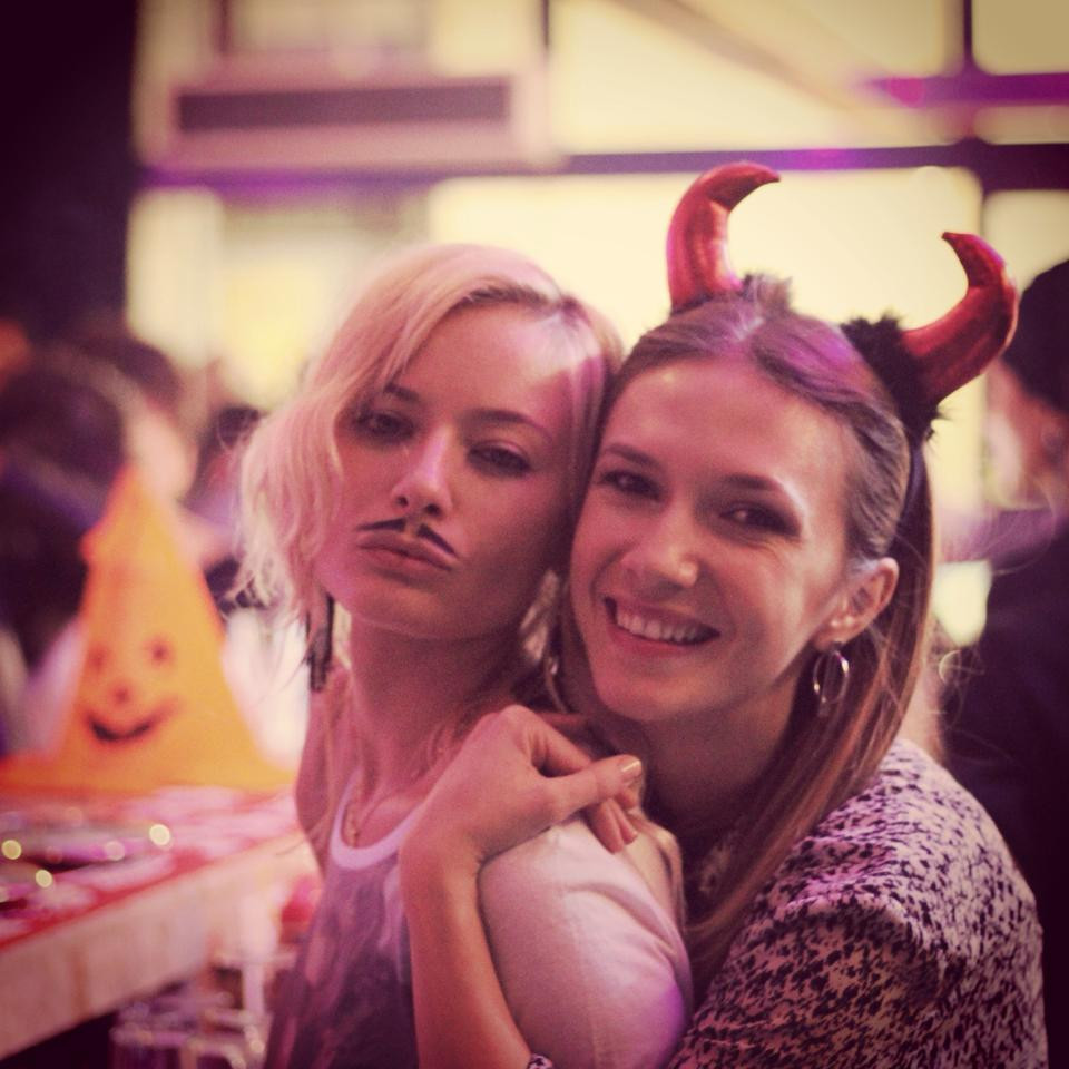 Laura Cosoi si-a amuzat fanii pe Facebook cu fotografiile facute de Halloween. Cum s-a costumat