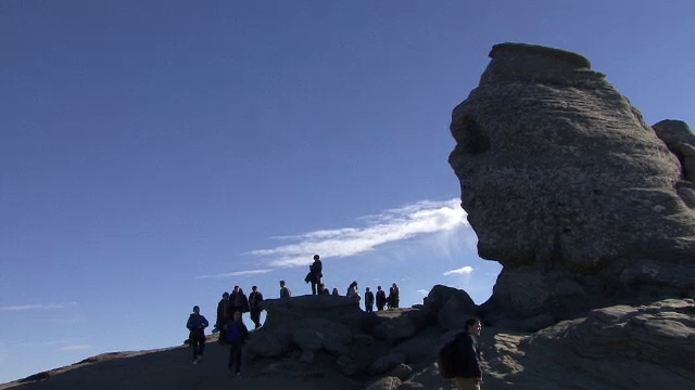 Zi speciala in Bucegi. Turistii au mers la Sfinx in ziua in care sunt convinsi ca stanca isi schimba infatisarea