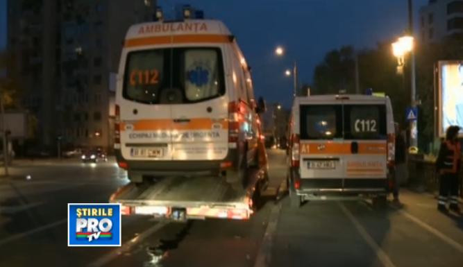 O ambulanta care transporta un pacient in coma a fost lovita de o alta masina in Capitala