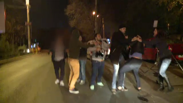 Doi paparazzi, retinuti dupa ce au lovit doi cameramani, langa localul nuntii lui Tariceanu