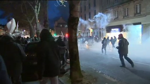 Lupte de strada la protestul privind cresterea taxelor in Franta. Sase persoane au fost ranite