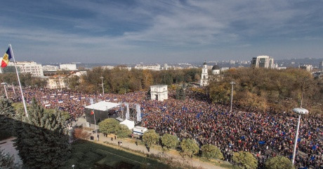 100.000 de oameni, prezenti la mitingul pro-Europa in Piata Marii Adunari Nationale din Chisinau