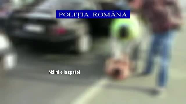 Momentul in care trei barbati ce atacau femei pe strada sunt prinsi in trafic de politisti