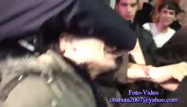 Incidente cu fumigene la protestele impotriva proiectului Rosia Montana. 1.000 de oameni, in strada