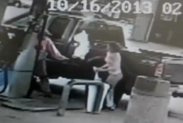 S-a jucat cu bricheta in timp ce punea benzina. Ce a patit un barbat din SUA