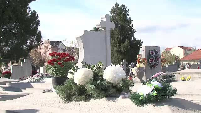 Un baiat de 10 ani a ajuns la spital dupa ce o bucata dintr-un cavou a cazut peste el