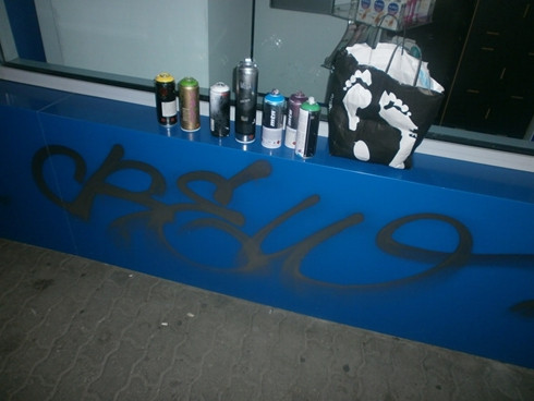 Tanar amendat de politisti dupa ce a fost prins ca mazgalea cu graffiti peretele unei farmacii