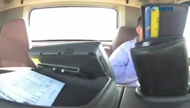 Ce s-a intamplat cu soferul care se uita pe Facebook la femei dezbracate in timp ce conducea. VIDEO