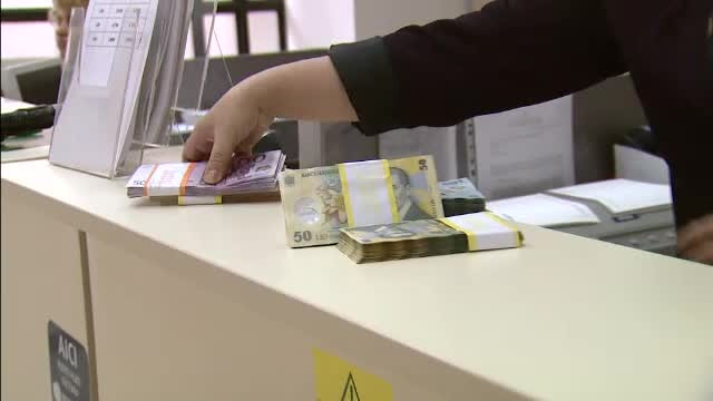 NEGOCIERILE cu FMI. Salariul minim brut va fi MAJORAT; ACCIZA de 0,7 centi la litrul de carburant
