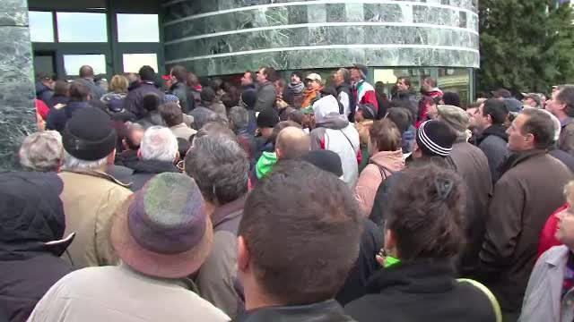 Situatie absurda la Alba Iulia. Oamenii au stat 3 zile degeaba la coada pentru un loc de parcare