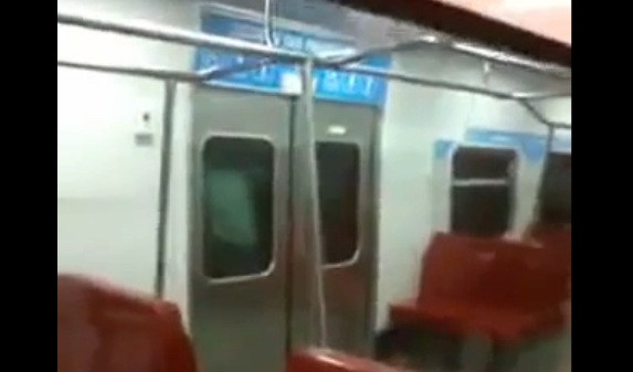 Ce se intampla in momentul in care usile unui metrou din Venezuela se deschid, dimineata. VIDEO