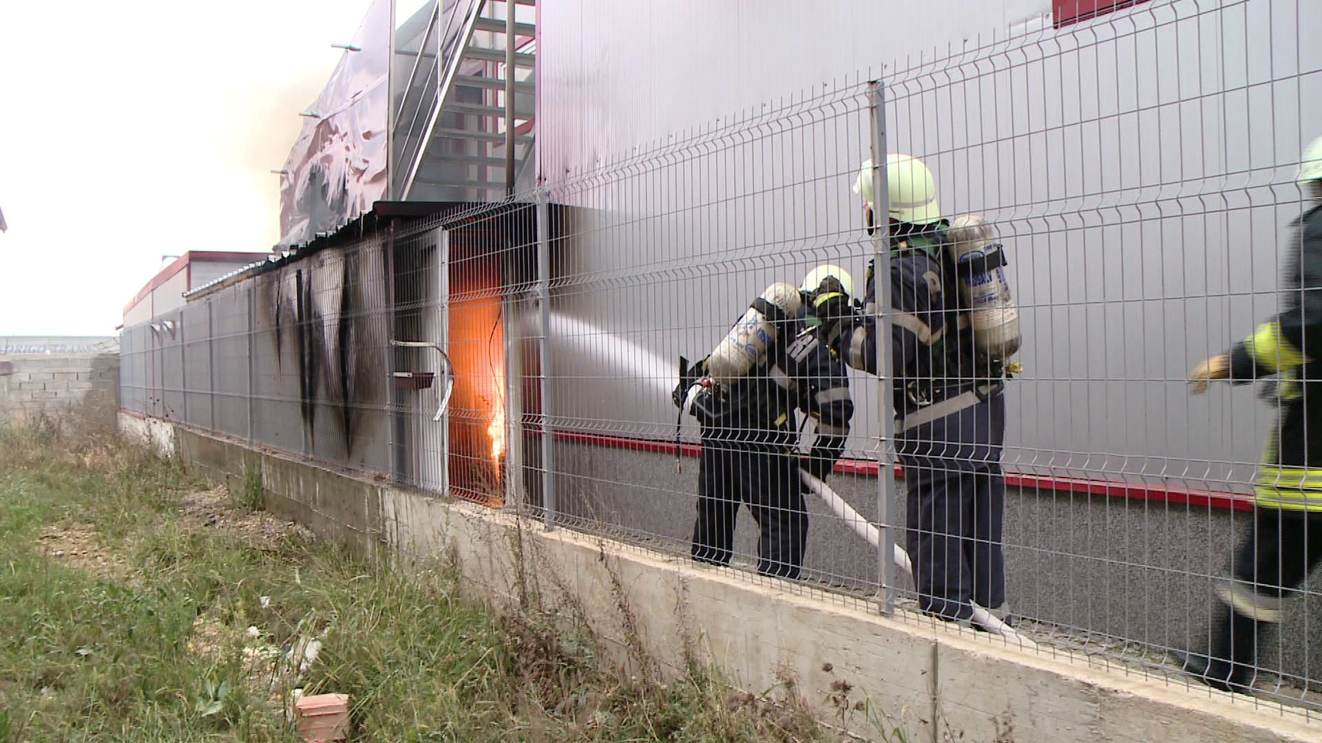 Incendiu la un service auto. Trei angajati s-au intoxicat cu fum, iar unul a facut atac de panica
