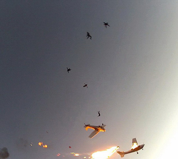 Coliziune dramatica in aer. O persoana a fost ranita in urma ciocnirii a doua avioane in SUA. VIDEO